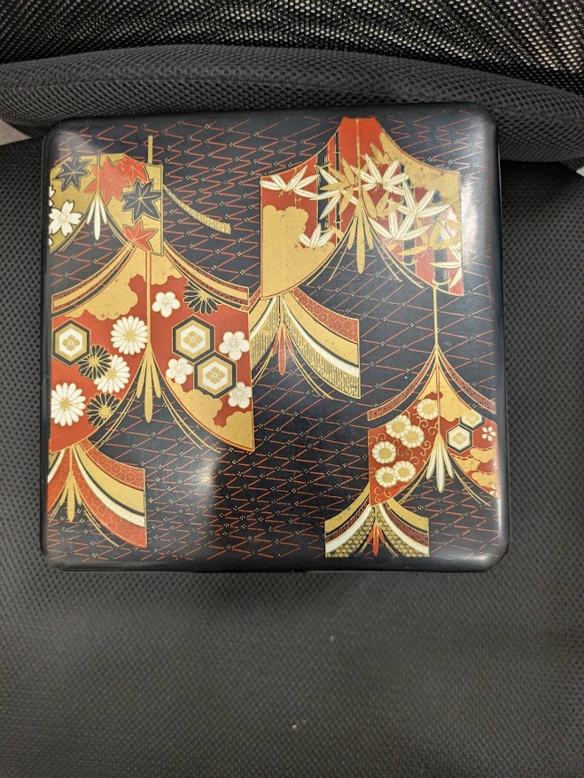 漆　重箱をお買取り致しました。