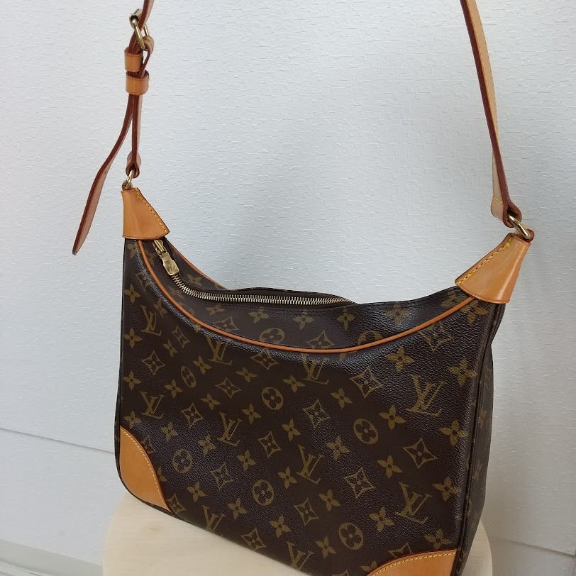 ルイヴィトンのショルダーバックをお買取り致しました!