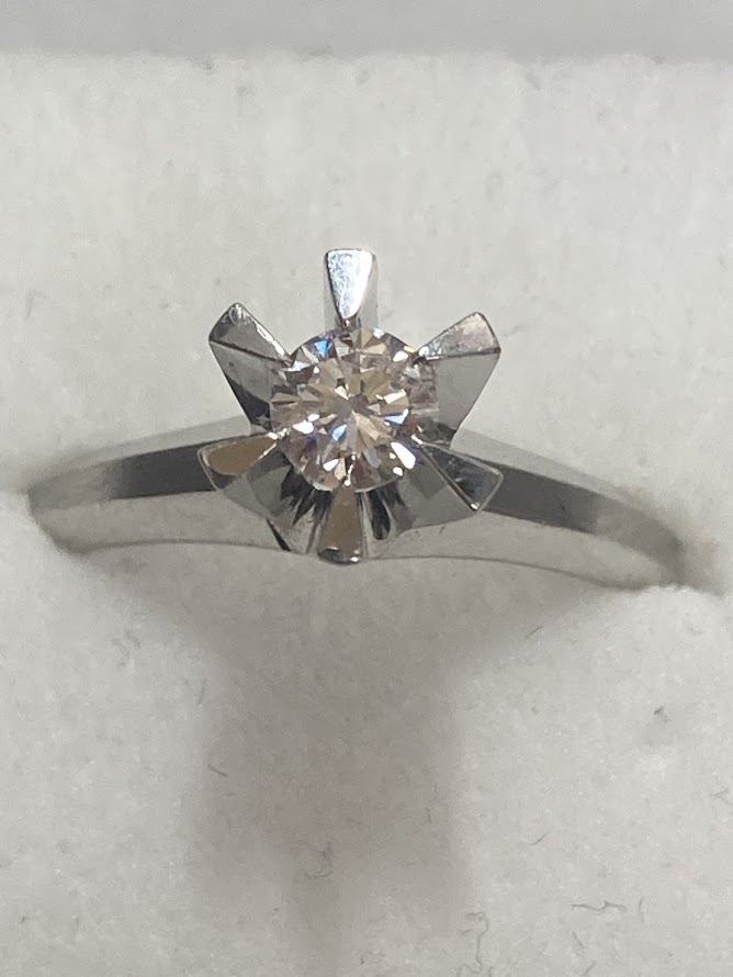 Pt900のダイヤモンド付きリングをお買取り致しました！