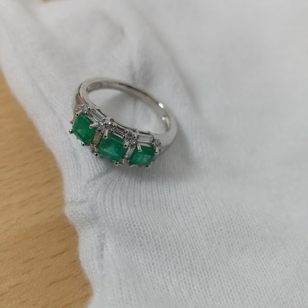 Pt850のエメラルド付きリングをお買取り致しました。